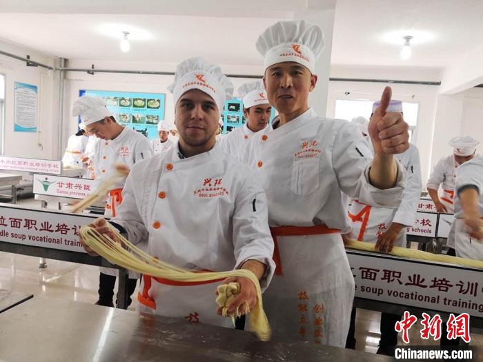 圖為外國(guó)留學(xué)生學(xué)習(xí)牛肉面的制作。(資料圖) 史靜靜 攝