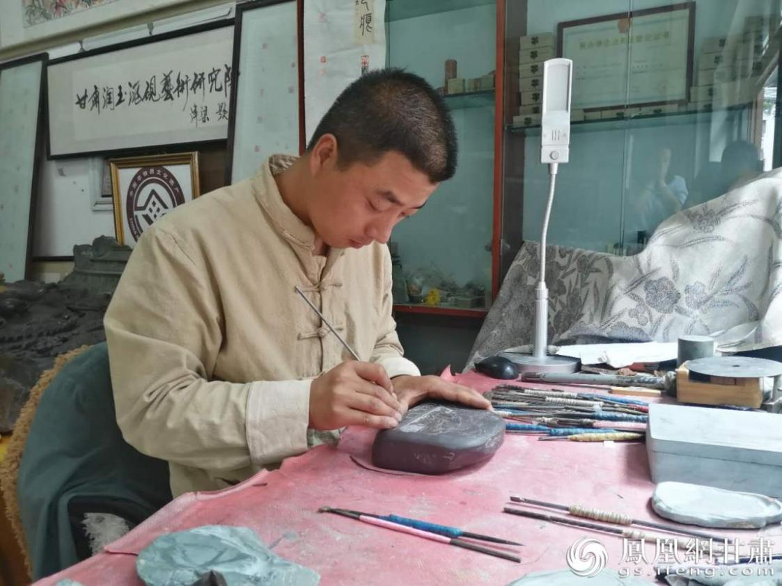 洮硯制作技藝第六代傳人、國(guó)家藝術(shù)基金資助青年藝術(shù)家、正高級(jí)洮硯雕刻藝術(shù)師李江平十年如一日專注于洮硯制作 圖源自網(wǎng)絡(luò)