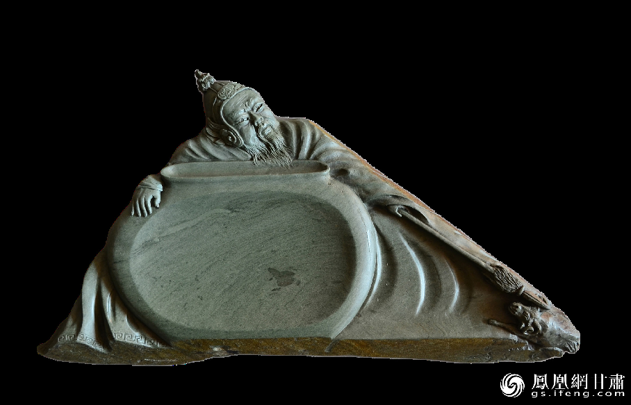 《醉臥沙場(chǎng)君莫笑》硯使王翰《涼州詞》中“醉臥沙場(chǎng)君莫笑，古來(lái)征戰(zhàn)幾人回？”的意境躍然硯臺(tái)之上。資料圖