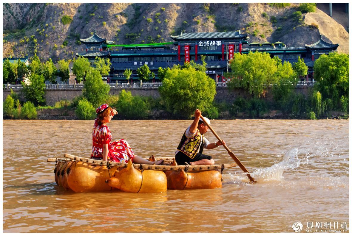 筏子客揮動著劈波斬浪的船槳，槳聲中混搭著風聲、水聲和男女對歌的花兒聲。蘭州市文旅局供圖
