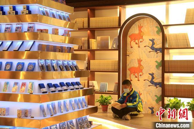 敦煌書局整體布局融入敦煌文化元素?！↑S燕 攝