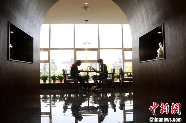 敦煌書局旨在為讀書愛好者提供優(yōu)美的學(xué)習(xí)環(huán)境，更好地學(xué)習(xí)傳承弘揚(yáng)敦煌文化，引領(lǐng)敦煌文化生活新方式?！垥粤?　攝