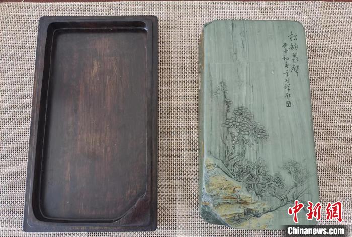 圖為甘肅甘南州洮硯藝人為提升洮硯文化內涵，制作“一盒一拓”成品展示。(資料圖) 張婧 攝