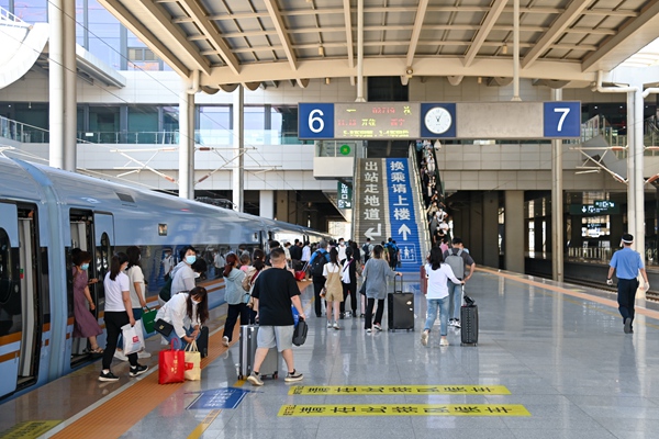 暑運大幕開啟。蘭州鐵路局供圖