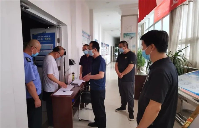 白銀市紀委監(jiān)委派駐市政府辦紀檢監(jiān)察組對市公共資源交易中心疫情防控工作情況明察暗訪。.jpg