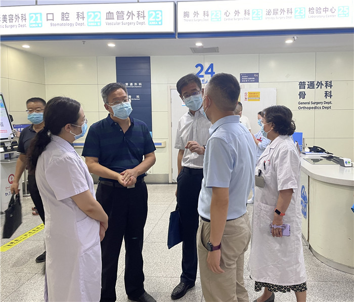 7月12日，甘肅省紀(jì)委監(jiān)委派駐省衛(wèi)健委紀(jì)檢監(jiān)察組紀(jì)檢監(jiān)察干部在蘭大二院門診開展疫情防控監(jiān)督檢查。魏雪 攝.jpg