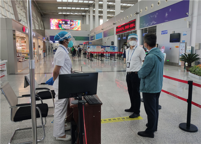 7月15日，金昌市金川區(qū)紀(jì)委監(jiān)委駐區(qū)委政法委紀(jì)檢監(jiān)察組在金昌機(jī)場監(jiān)督檢查疫情防控措施落實(shí)情況。王曉梅攝.jpg