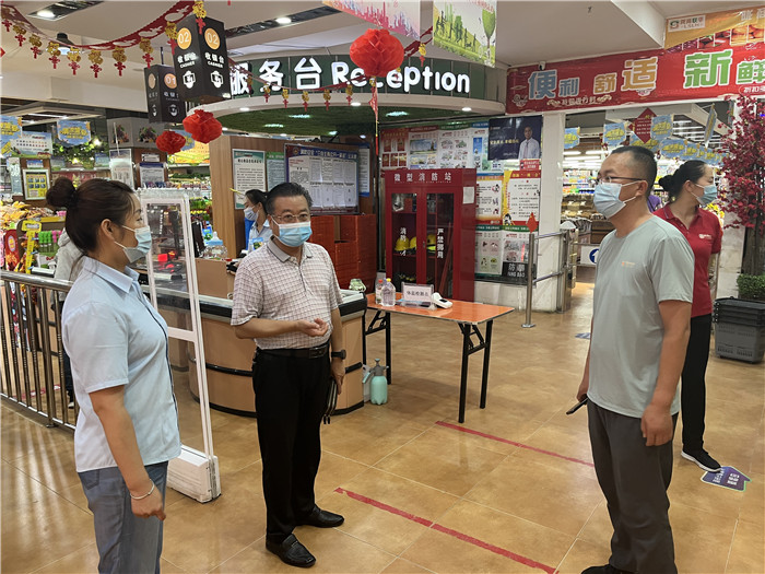 7月15日，酒泉市玉門市疫情防控督查組在隴商聯(lián)華超市監(jiān)督檢查疫情防控措施落實(shí)情況。 .jpg