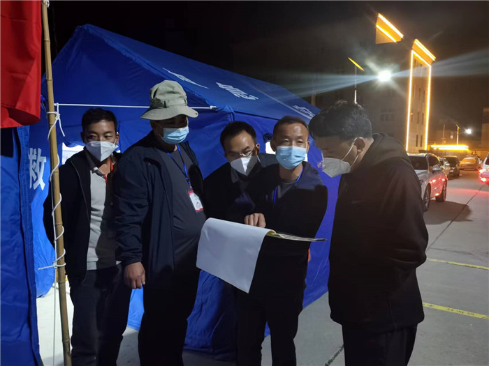 7月19日，甘南州瑪曲縣紀(jì)委監(jiān)委督查組在德吉小區(qū)卡點(diǎn)督導(dǎo)疫情防控工作。仲海濤 攝.jpg