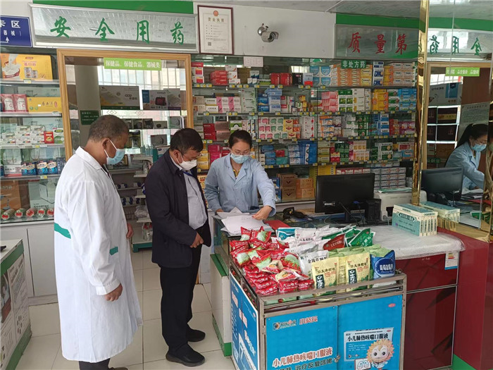 甘南州合作市紀(jì)委監(jiān)委第一督查組在合作市世紀(jì)大藥房進(jìn)行督查檢查。.jpg