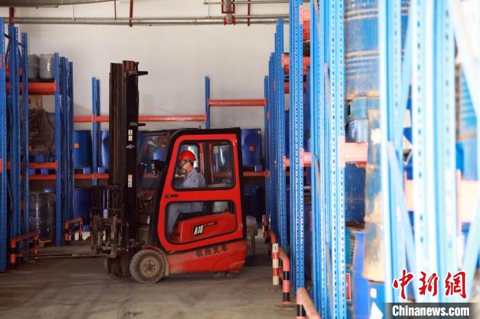 圖為甘肅省危險(xiǎn)廢物處置中心危險(xiǎn)廢物儲(chǔ)存庫(kù)。　魏建軍 攝