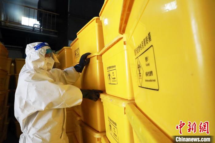 圖為工作人員搬運(yùn)醫(yī)療廢物專(zhuān)用周轉(zhuǎn)箱?！∥航ㄜ?攝