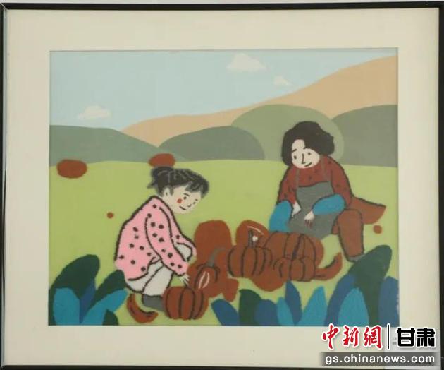 嘉峪關(guān)市新城鎮(zhèn)新城村農(nóng)業(yè)產(chǎn)業(yè)園區(qū)內(nèi)，母女兩人在摘南瓜。刺繡 馬艾米乃 繡稿 敬紅霞