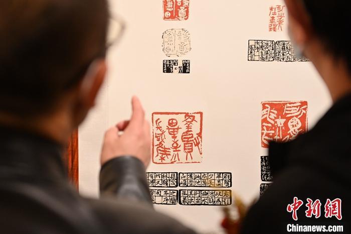 圖為甘肅蘭州，參展作品吸引參觀者。 中新社記者 李亞龍 攝