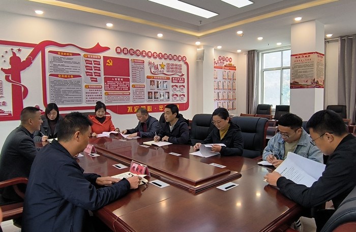 10月19日，康縣紀(jì)委監(jiān)委組織部分班子成員，辦公室、信訪室、案管室、審理室、紀(jì)檢監(jiān)察室等相關(guān)工作人員開展黨的二十大報告專題討論。.jpg