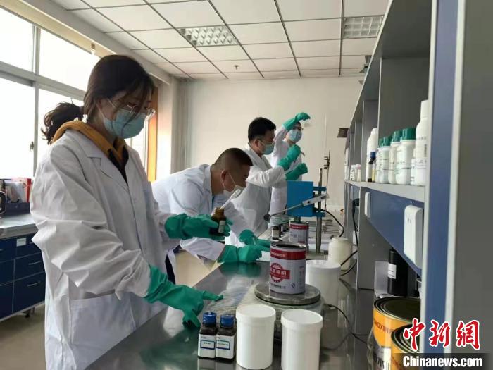 圖為肖菲(前一)帶領團隊研發(fā)水性涂料。(資料圖) 受訪者供圖