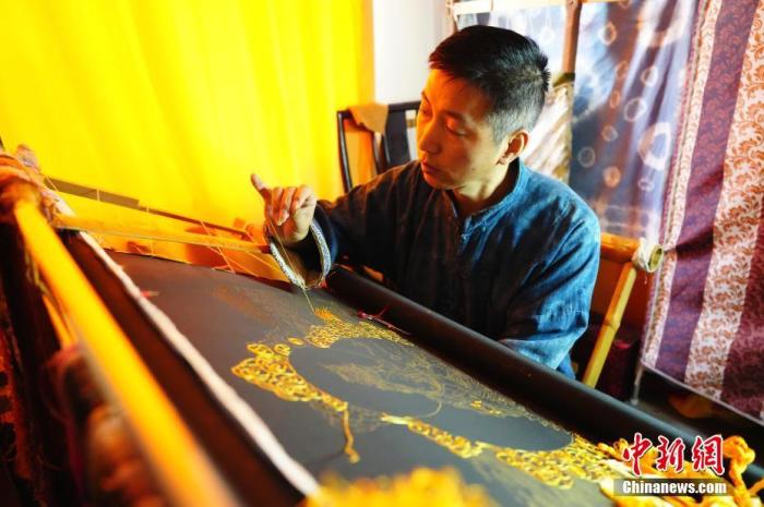 系統(tǒng)性挖掘整理古代敦煌刺繡，是甘肅天水市級(jí)非遺代表性項(xiàng)目武山刺繡代表性傳承人劉云帆這兩年最緊要的工作之一。圖為劉云帆在創(chuàng)作富含敦煌刺繡元素的作品。 中新社發(fā) 謝秉錫 攝 