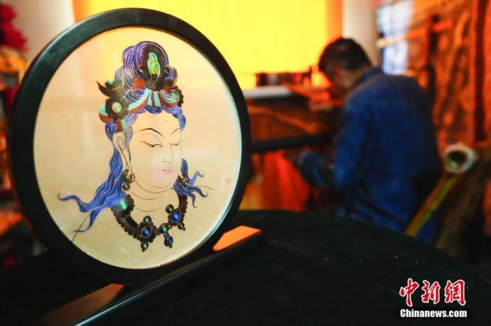 圖為劉云帆所創(chuàng)作的敦煌元素刺繡作品。 中新社發(fā) 謝秉錫 攝