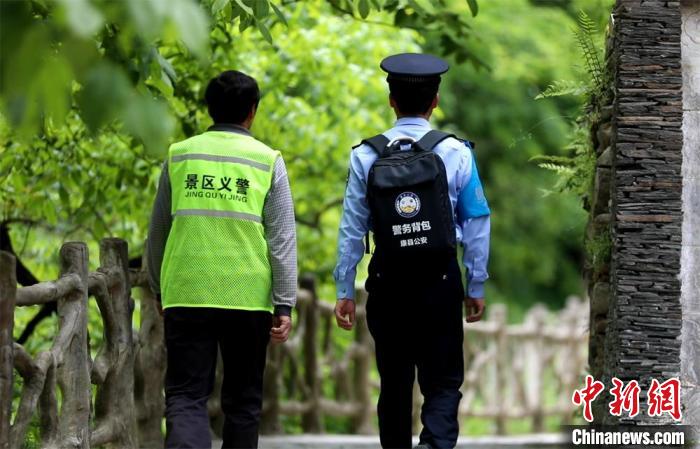 圖為民警背警務(wù)小包在轄區(qū)景區(qū)開展工作。(資料圖) 甘肅省公安廳供圖