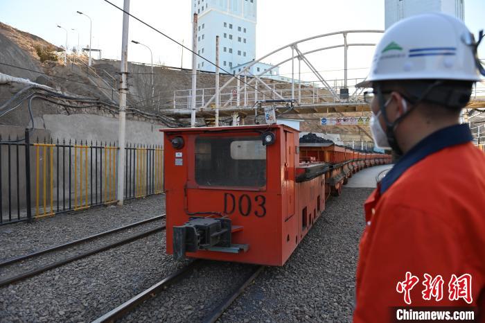 圖為工作人員正在觀察車輛運行情況?！±顏嘄?攝