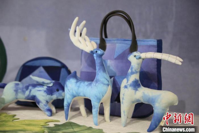 圖為許靜的非遺文創(chuàng)作品。(資料圖) 甘肅省非遺保護(hù)中心供圖