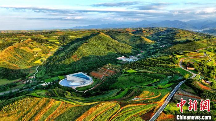 航拍視角下的樺林古動(dòng)物化石埋藏原址館。該館位于臨夏州和政縣。(資料圖) 和政宣傳部供圖