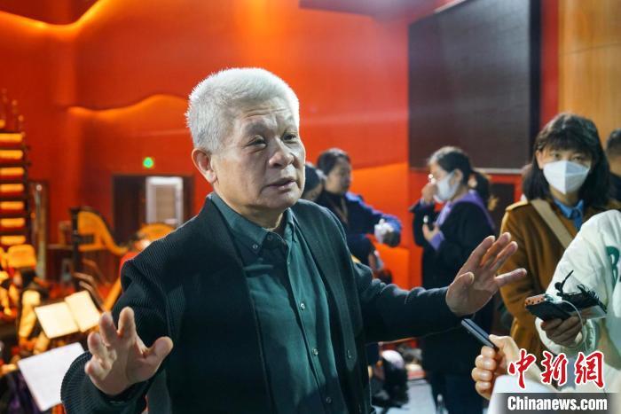 該劇導(dǎo)演蔣力向媒體介紹相關(guān)情況?！《∷?攝