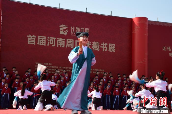 圖為學(xué)生們?cè)陂_(kāi)幕式上誦讀經(jīng)典?！×赫赵?攝