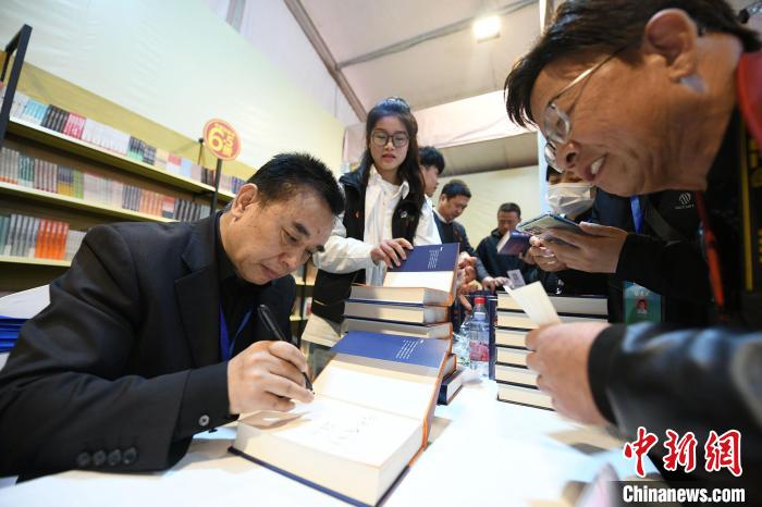 圖為作家王躍文現(xiàn)場(chǎng)簽名售書(shū)?！×赫赵?攝