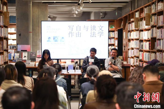 《至少還有文學》推出：在今天，我們?yōu)槭裁催€需要文學？