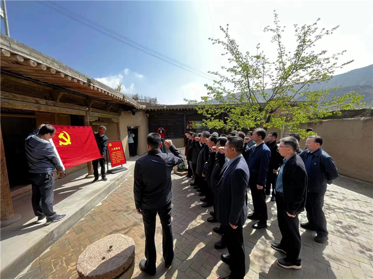 圖為臨夏州紀(jì)委監(jiān)委組織黨員干部在東鄉(xiāng)縣布塄溝黨史教育基地開展革命教育活動，賡續(xù)紅色血脈、汲取奮進力量、激發(fā)干事熱情。.png