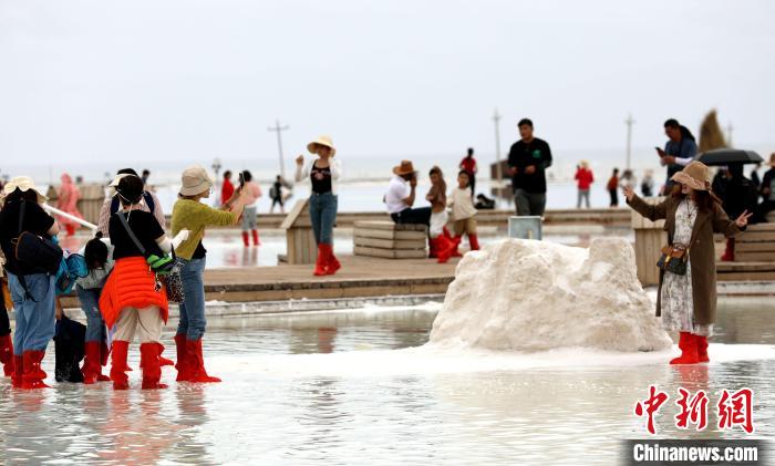 圖為游客在茶卡鹽湖拍照?！⊙Φ?攝
