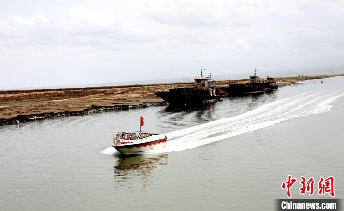 圖為茶卡鹽湖?！⊙Φ?攝