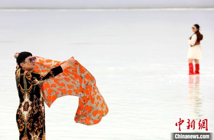 圖為游客在茶卡鹽湖拍照?！⊙Φ?攝