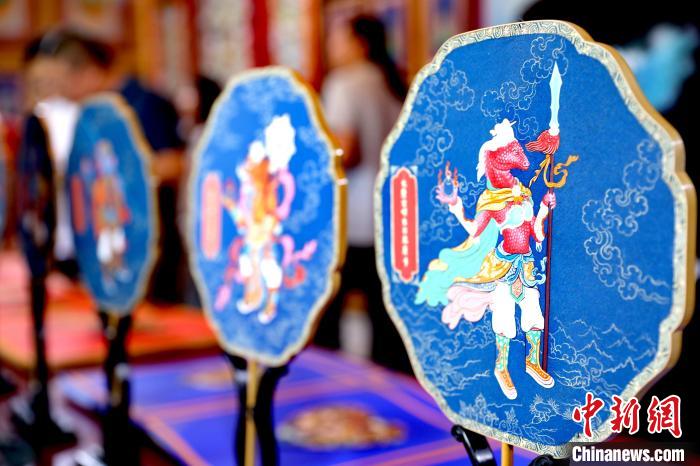 圖為唐卡延伸產(chǎn)品?！⊙Φ?攝