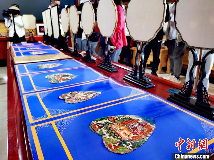 圖為唐卡延伸產(chǎn)品。　張?zhí)砀?攝