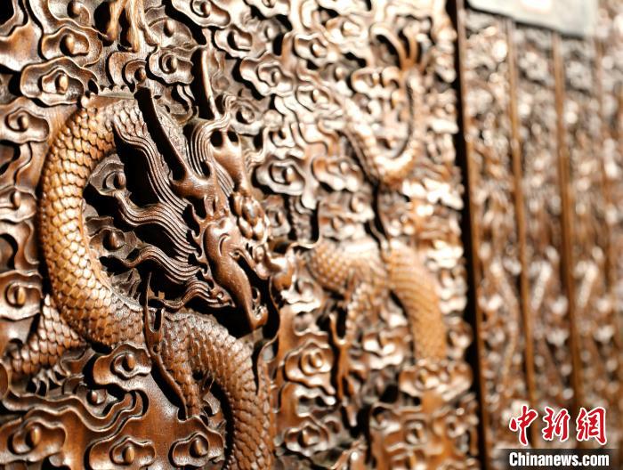 圖為青海永錄民俗博物館內(nèi)珍藏的中式家具細節(jié)展示?！⊙Φ?攝