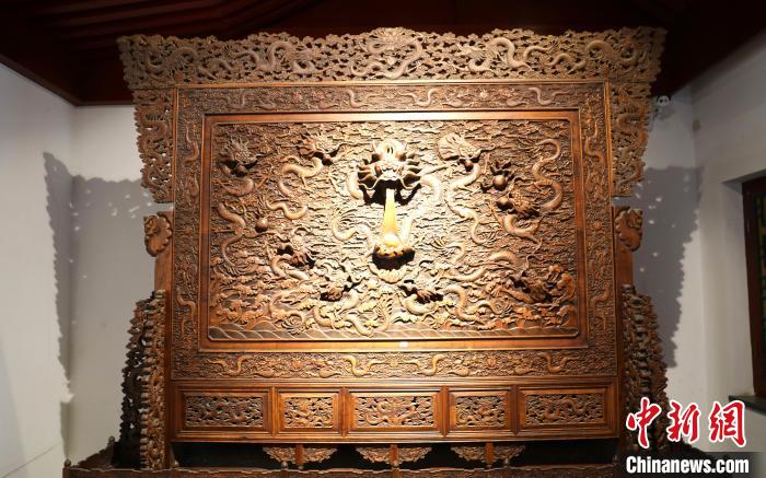 圖為青海永錄民俗博物館內(nèi)珍藏的中式家具?！⊙Φ?攝