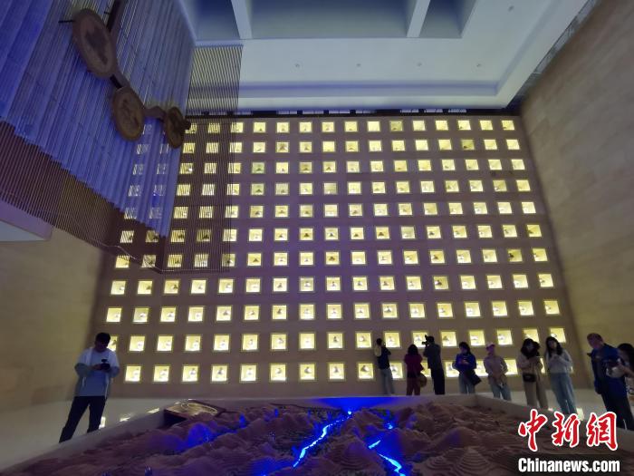 圖為河湟文化博物館序廳的左右彩陶墻放置的374件彩陶?！?zhí)砀?攝