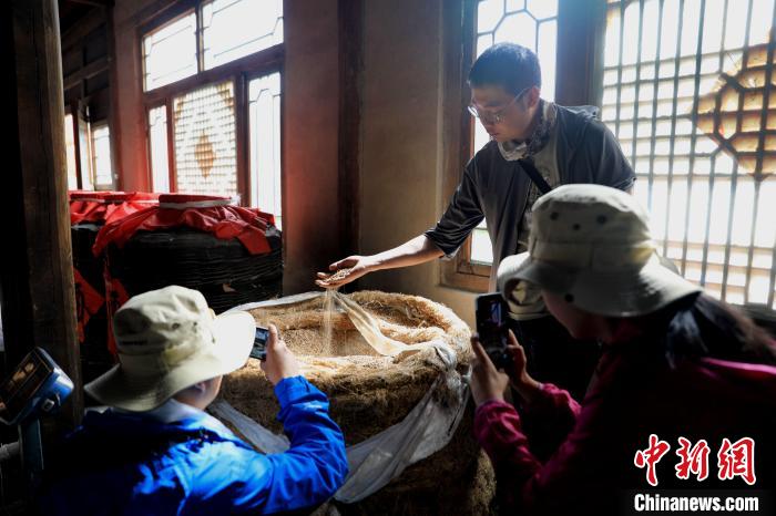 圖為青稞酒文化展示?！⊙Φ?攝