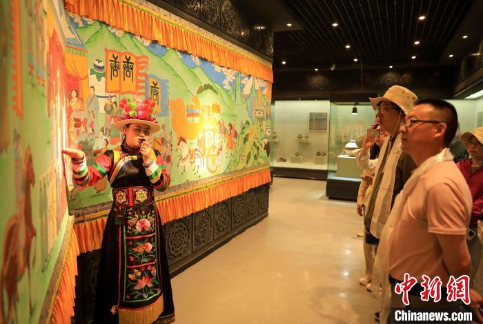 圖為媒體記者了解土族文化?！⊙Φ?攝