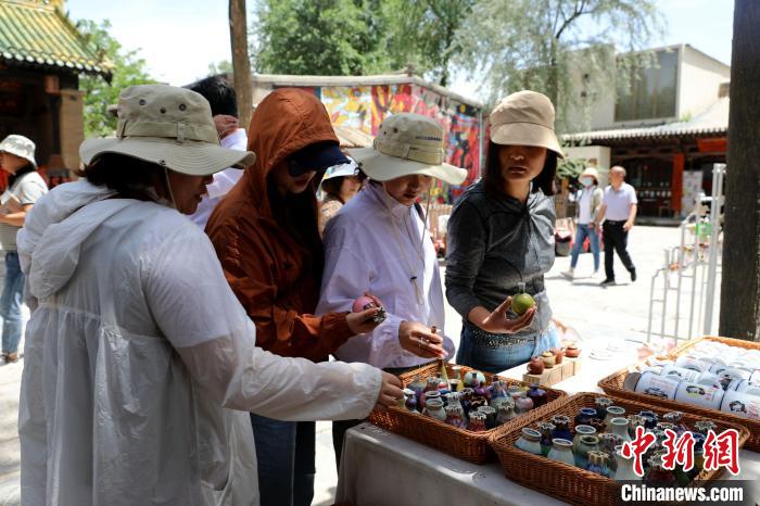 圖為民眾挑選手工藝產(chǎn)品。　薛蒂 攝