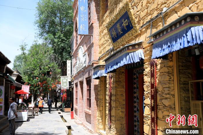 圖為平安驛·河湟民俗文化體驗(yàn)地的門店。　薛蒂 攝