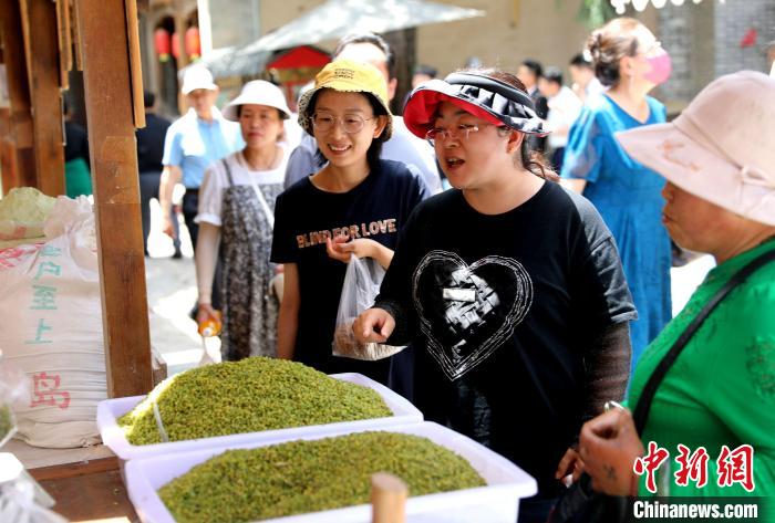 圖為民眾購買青海特色小吃?！⊙Φ?攝