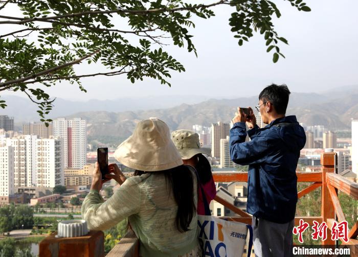 圖為媒體記者登頂朝陽(yáng)山?！⊙Φ?攝