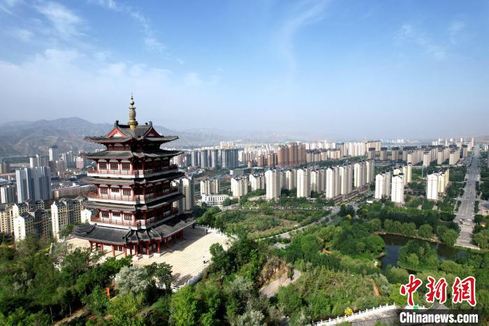 圖為航拍樂(lè)都區(qū)朝陽(yáng)山片區(qū)?！⊙Φ?攝