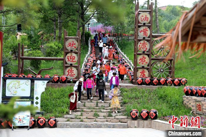 圖為油嘴灣生態(tài)文化景區(qū)的游客?！⊙Φ?攝