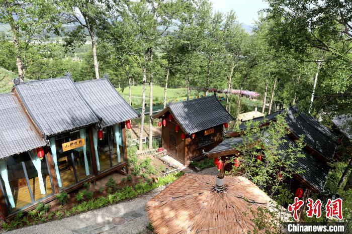 圖為景區(qū)內(nèi)依山而建的民宿?！⊙Φ?攝