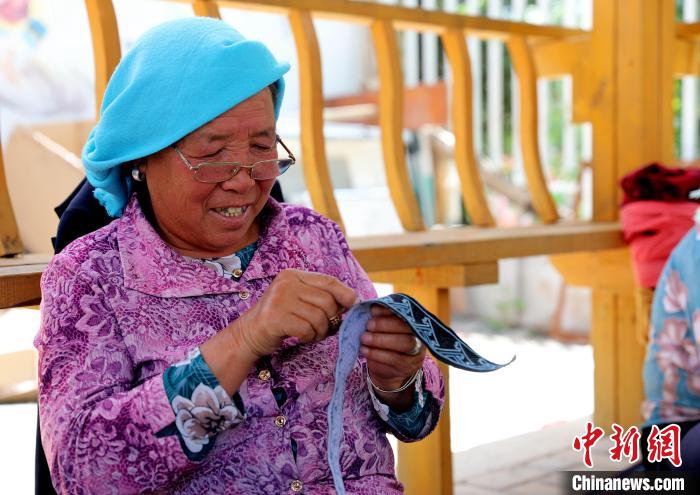 圖為繡娘在土族盤繡園內(nèi)制作盤繡。　薛蒂 攝