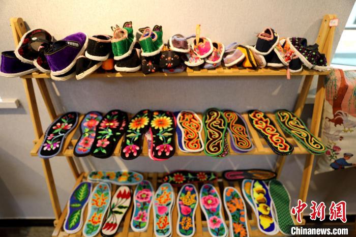 圖為盤繡作品?！⊙Φ?攝